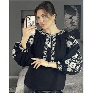 Жіноча вишиванка чорного кольору та білою вишивкою 