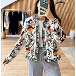 Вишитий жіночий білий піджак із різнокольоровою квітковою вишивкою