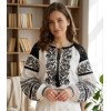 Блуза молодежная белого цвета с черной вышивкой и кружевом