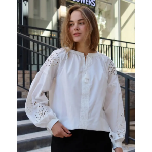 Жіноча вишита блуза з об'ємною квітковою вишивкою, біла на білому 